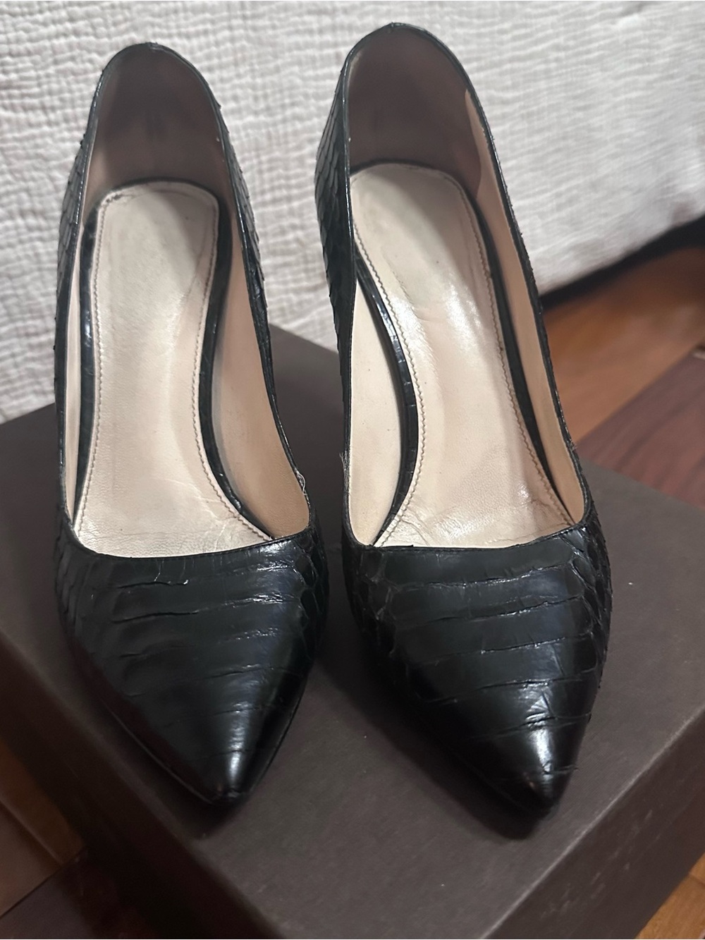 Elie Tahari Pumps snakeskin embossed Black. Size 36.5